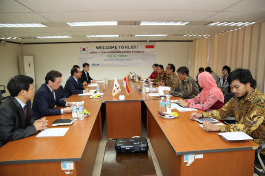 지난 2일 한국지역정보개발원을 찾은 인도네시아 국가사무처 장관 일행과 손연기 개발원장 및 본부장들이 대화를 나누고 있다.  한국지역정보개발원 제공